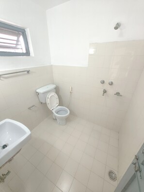 Shower, free toiletries, hair dryer, slippers - Hotel Mountain View (Pokhara)