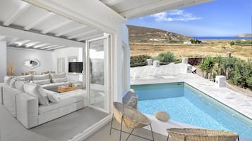 Atalia 5 Bedroom Villa with Private Heated Pool | Oleskelualue | 40–tuumainen televisio, jossa satelliittikanavat