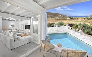 Atalia 5 Bedroom Villa with Private Heated Pool | Área de estar | TV 40 polegadas com canais via satélite