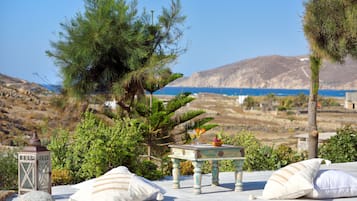 Daily continental breakfast (EUR 30 per person)