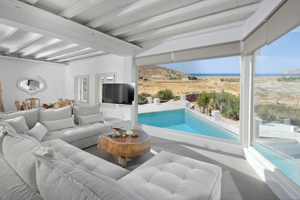 Atalia 5 Bedroom Villa with Private Heated Pool | Área de estar | TV 40 polegadas com canais via satélite