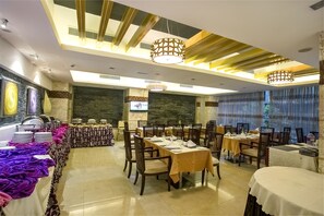 每日供应自助式早餐（每人 USD 15）