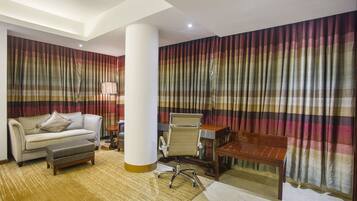 Suíte executiva, 1 cama King, vista para a cidade | Área de estar | TV de tela plana 43 polegadas com canais a cabo, TV