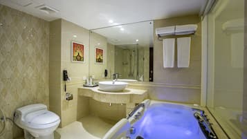 Phòng Suite Executive, 1 giường cỡ king, quang cảnh thành phố | Phòng tắm | Bồn tắm nước khoáng, vòi sen phun mưa