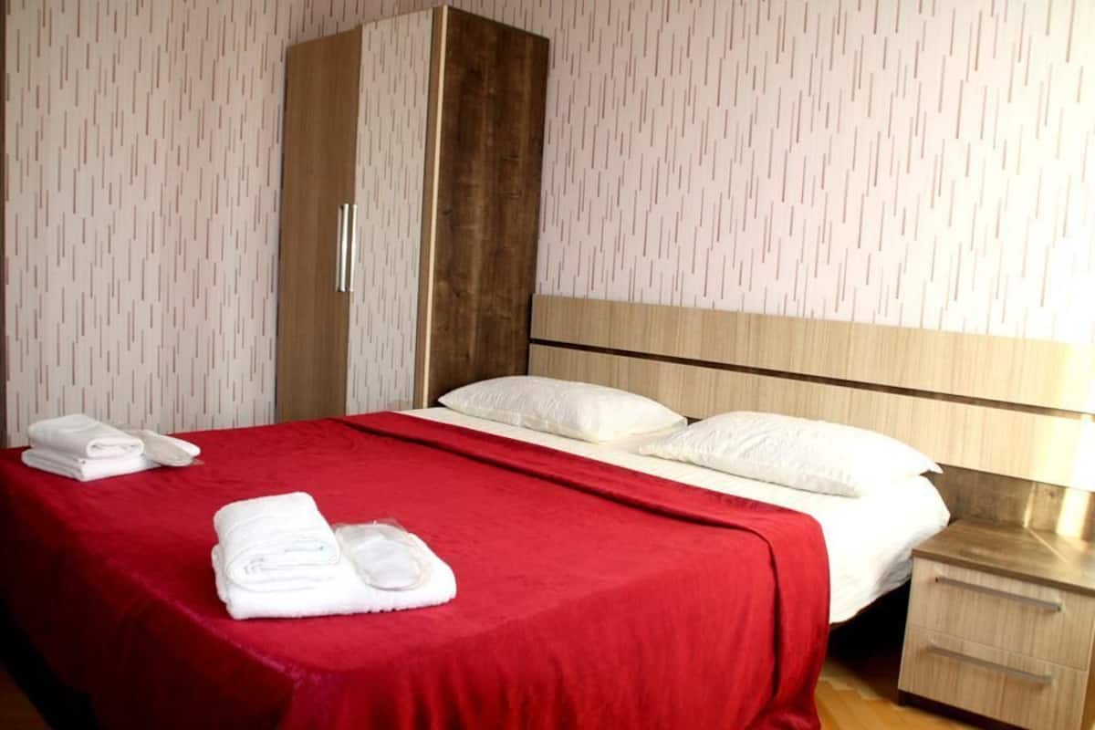 Habitación doble estándar | Ropa de cama de alta calidad, escritorio y insonorización