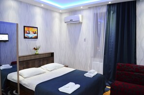Luxe beddengoed, een bureau, geluiddichte muren