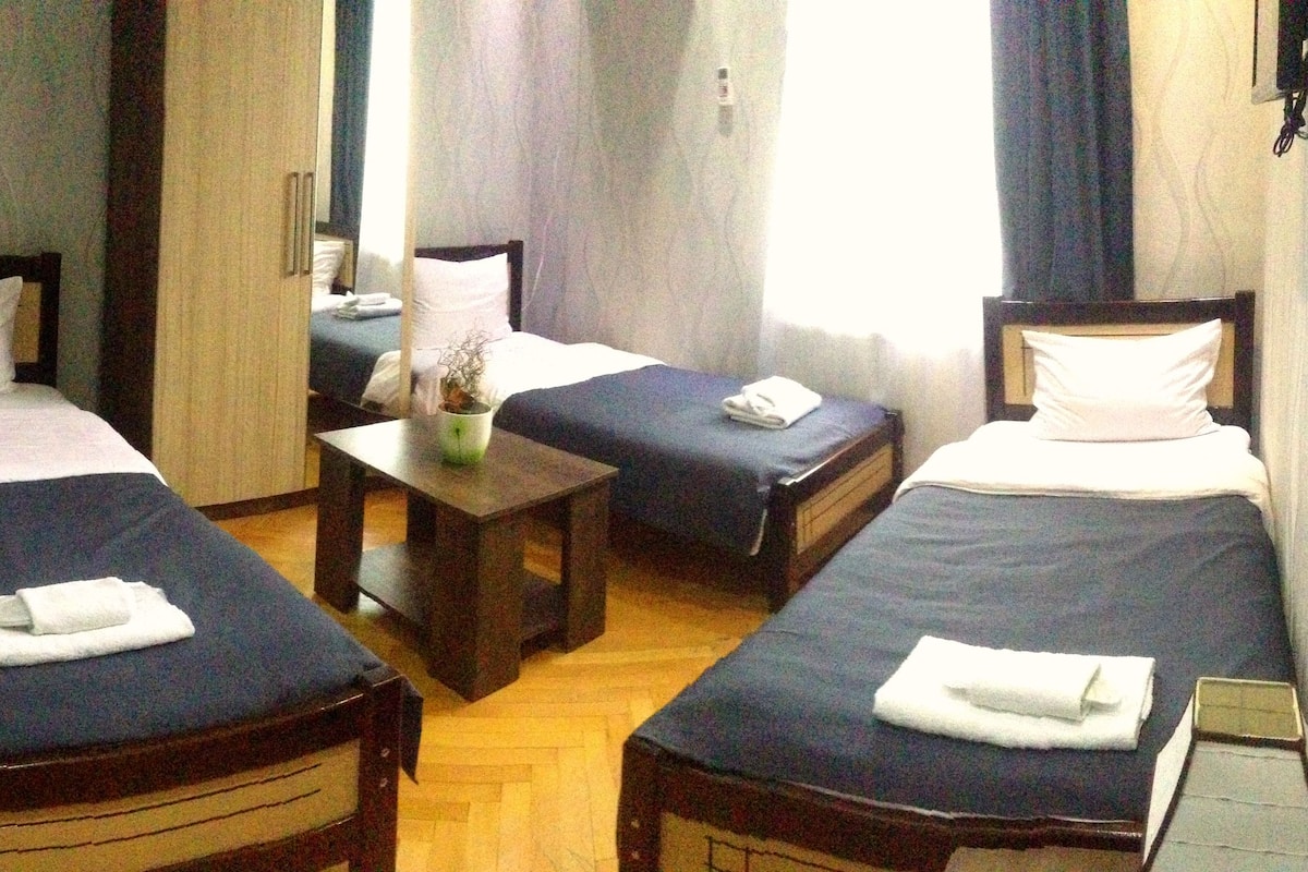 Habitación triple Deluxe | Ropa de cama de alta calidad, escritorio y insonorización