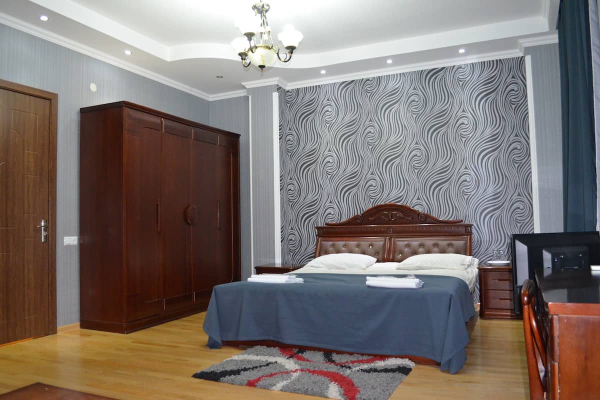 Quadruple Apartment | Ropa de cama de alta calidad, escritorio y insonorización