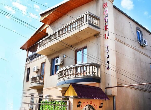 Premium bedding, desk, soundproofing, iron/ironing board - Hotel Bonus (Tbilisi)