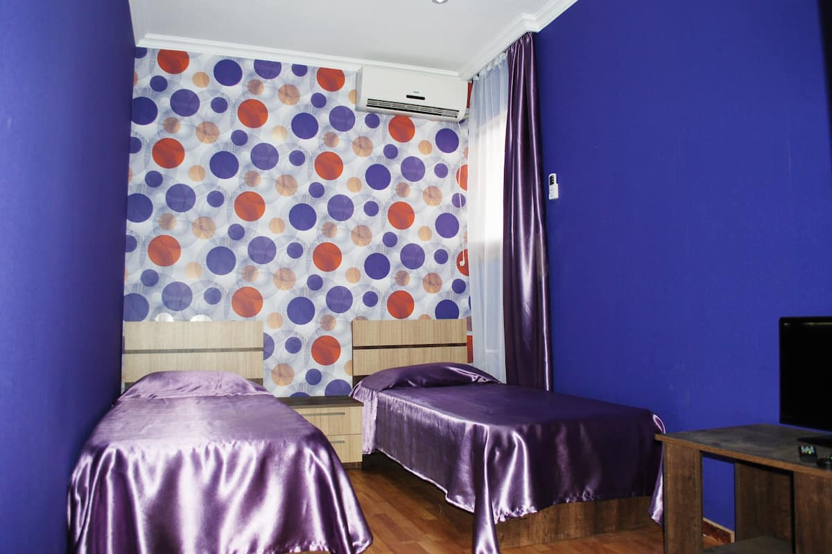 Ropa de cama de alta calidad, escritorio y insonorización