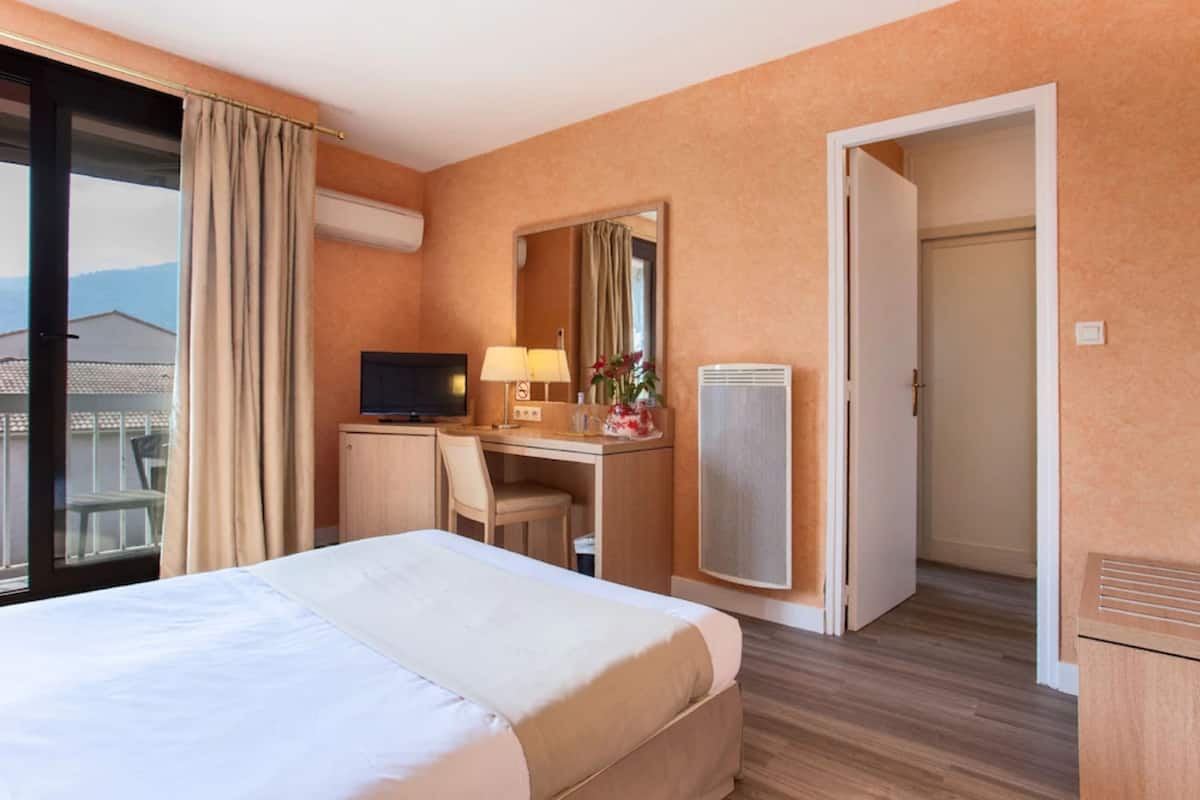 standard double room single use | 1 bedroom, minibar, desk, blackout curtains