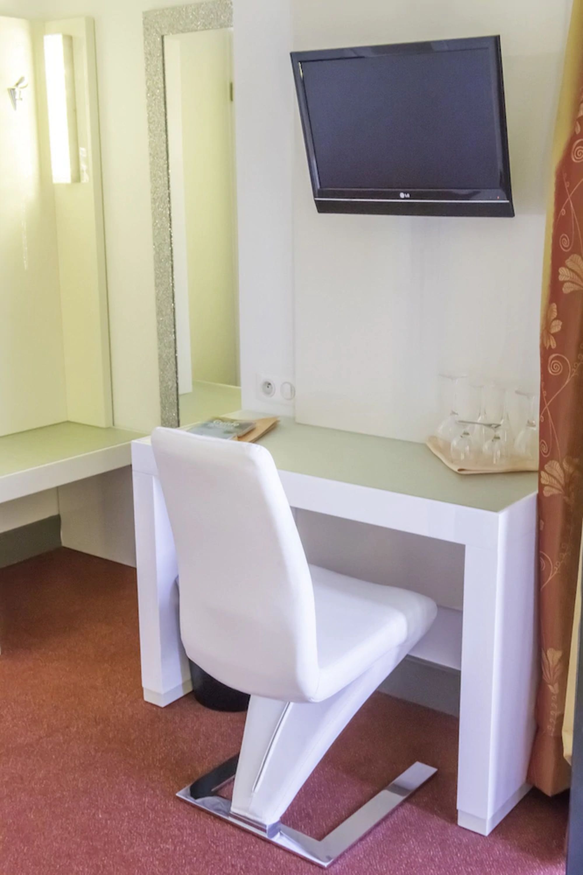 deluxe suite | 1 bedroom, minibar, desk, blackout curtains