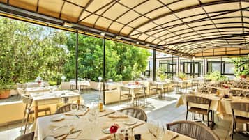 Serveert lunch en diner, regionale gerechten