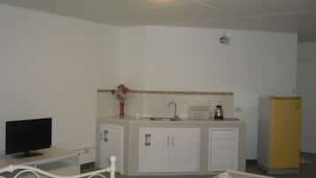Fridge, coffee/tea maker