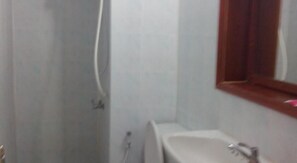 Ducha, artículos de tocador gratuitos, secador de pelo, toallas