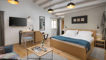 Un dormitorio moderno con una cama de madera, un escritorio y una televisión.