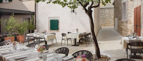 Se sirven desayunos, comidas, cenas y cocina mediterránea