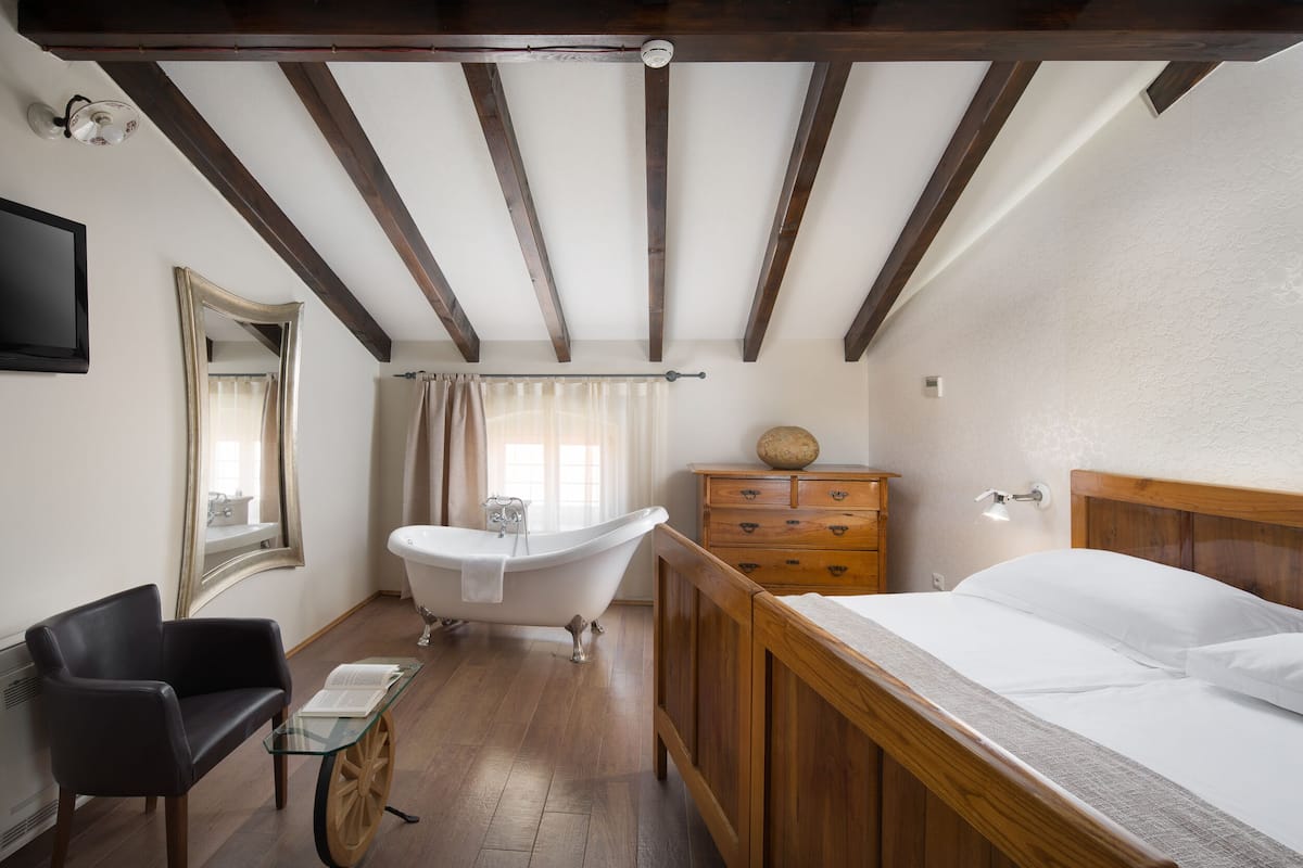 Suite | Een minibar, een kluis op de kamer, een bureau, verduisterende gordijnen