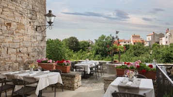 Breakfast, lunch, dinner served; Mediterranean cuisine