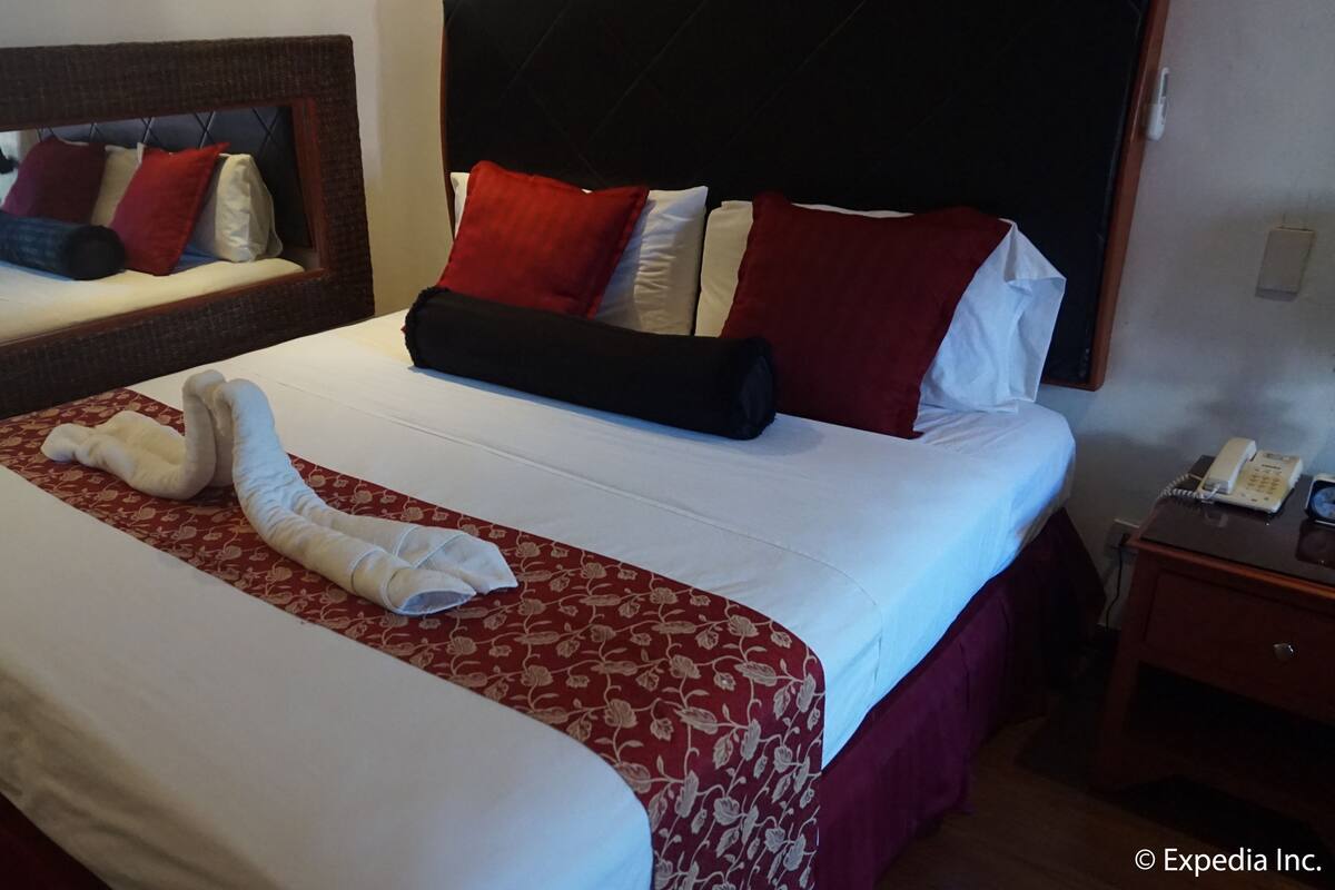Premium bedding, minibar, in-room safe, desk