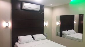 Hochwertige Bettwaren, Minibar, Zimmersafe, Schreibtisch