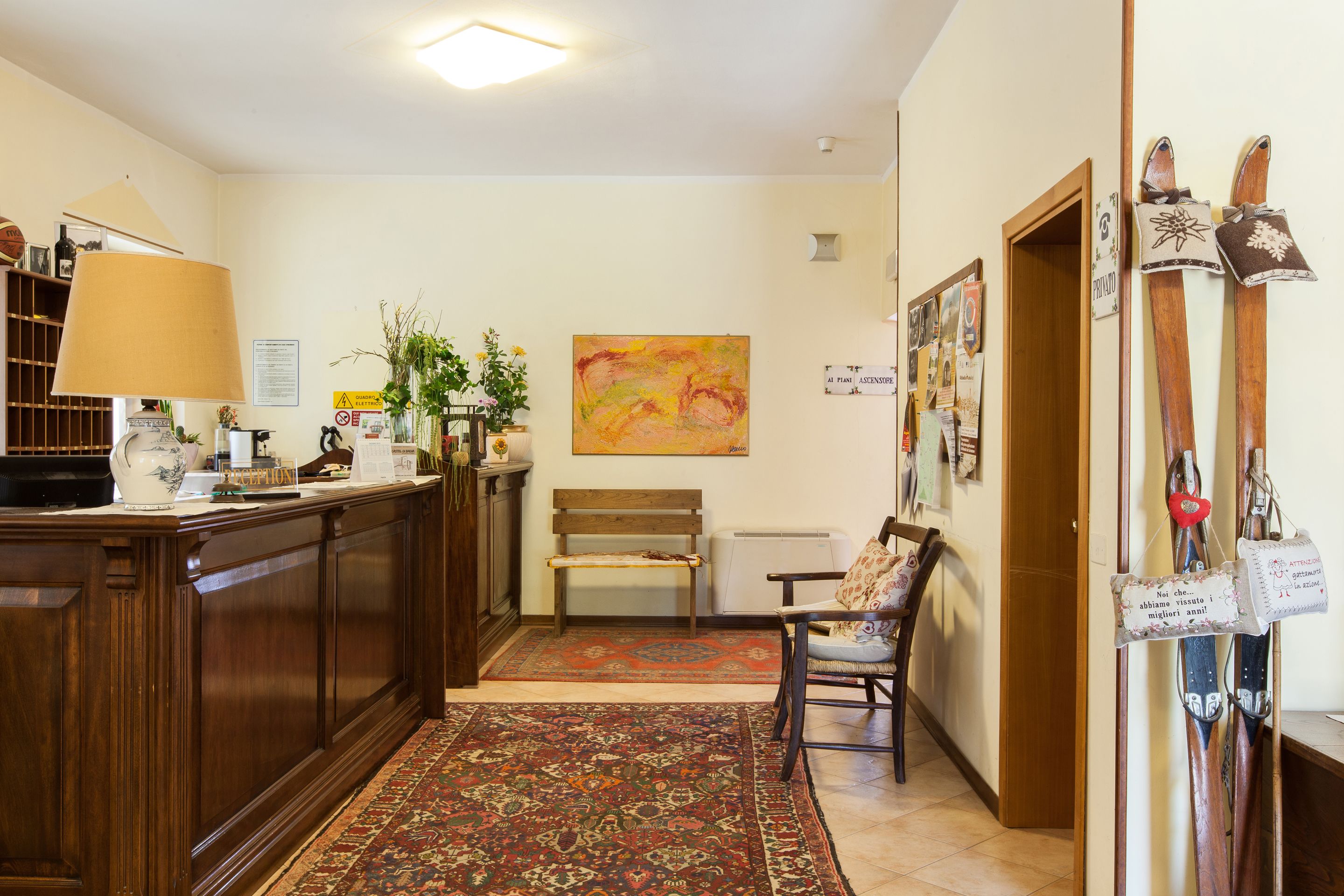 Uma sala de estar aconchegante com uma mesa de centro de madeira, um banco e um tapete.