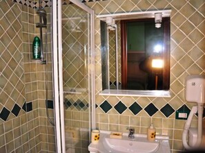 Double Room | Bathroom | Shower, free toiletries, hair dryer - Er Centurione (Rome)