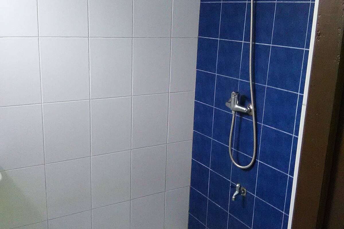 twin room | bathroom shower