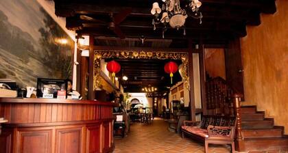 Kuching Waterfront Lodge