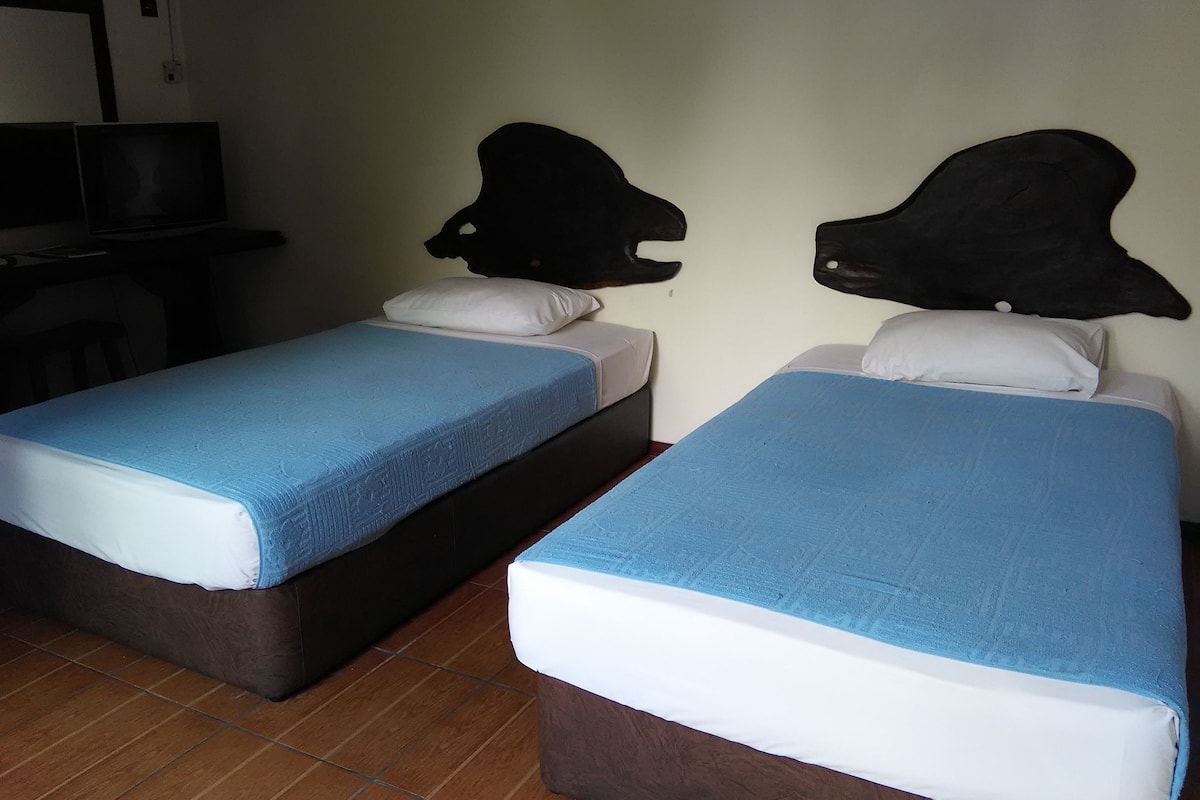 triple room | in-room safe, desk, rollaway beds, free wifi