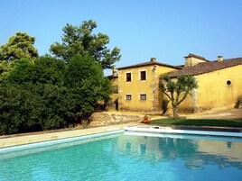 Una piscina al aire libre de temporada, sillones reclinables de piscina