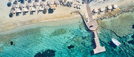 Accommodatie ligt op het strand, een strandbar