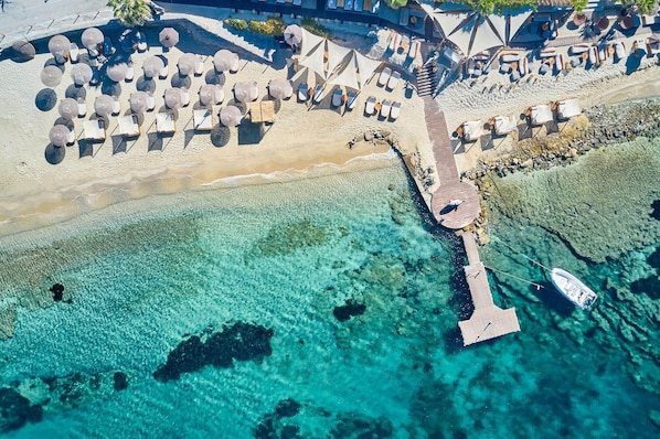 Sulla spiaggia, un bar sulla spiaggia