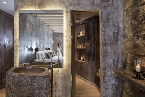 Premium Suite | Bathroom | Designer toiletries, hair dryer, towels, soap - Hippie Chic Hotel (Mykonos)