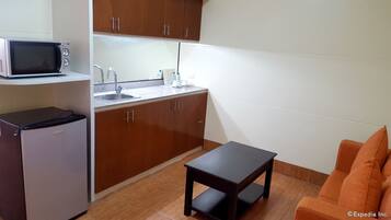 Deluxe Room | Private kitchenette | Mini-fridge, microwave