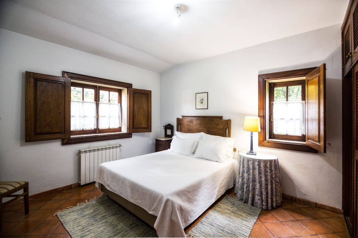 Habitación con 1 cama matrimonial o 2 individuales | Insonorización, wifi gratis y ropa de cama