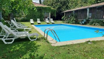 En säsongsöppen utomhuspool