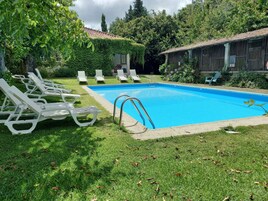 Una piscina al aire libre de temporada