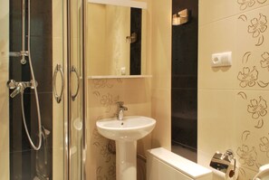 Shower, free toiletries, hair dryer, bathrobes - Hotel Diamond  (Tbilisi)