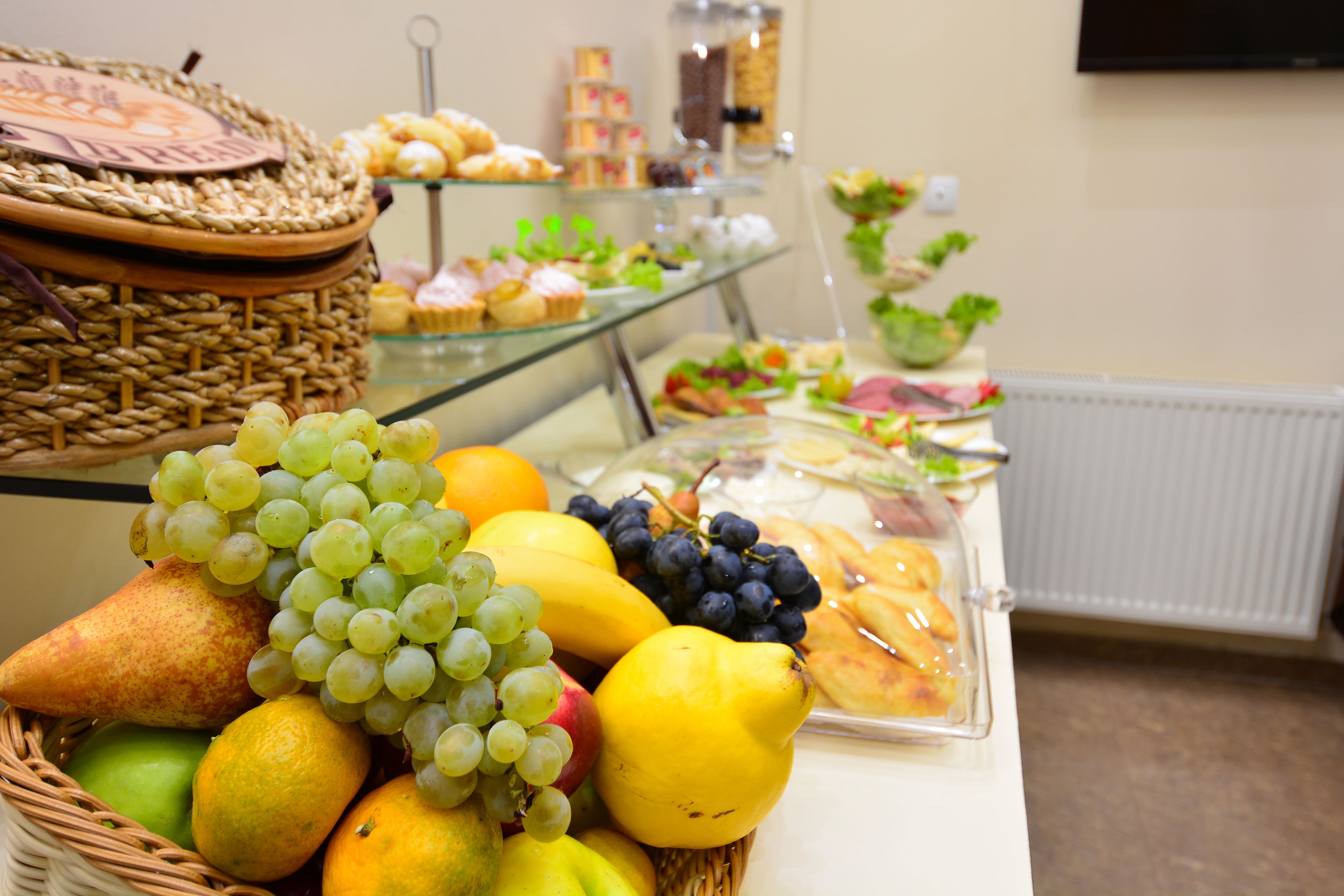 Ein Buffet mit verschiedenen Früchten und Backwaren.