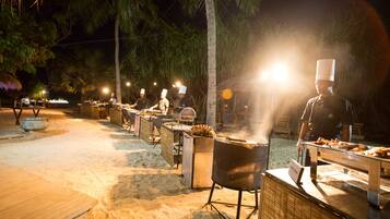 2 restaurantes, com serviço de almoço e jantar; culinária internacional