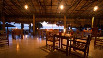 2 Bars/Lounges, Poolbar