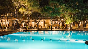 Hồ bơi ngoài trời, ghế dài tắm nắng