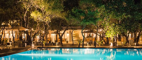 Piscina all'aperto, lettini