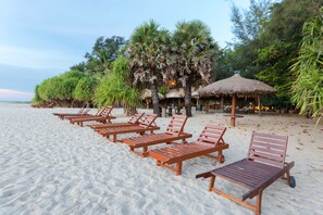 在海滩、白沙、水肺潜水、浮潜