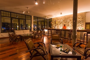 2 bares, bar junto a la piscina