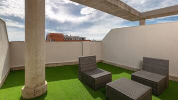 Premium Single Room | Desk, laptop workspace, blackout drapes, free WiFi