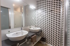 Basic-Dreibettzimmer | Waschbecken im Bad