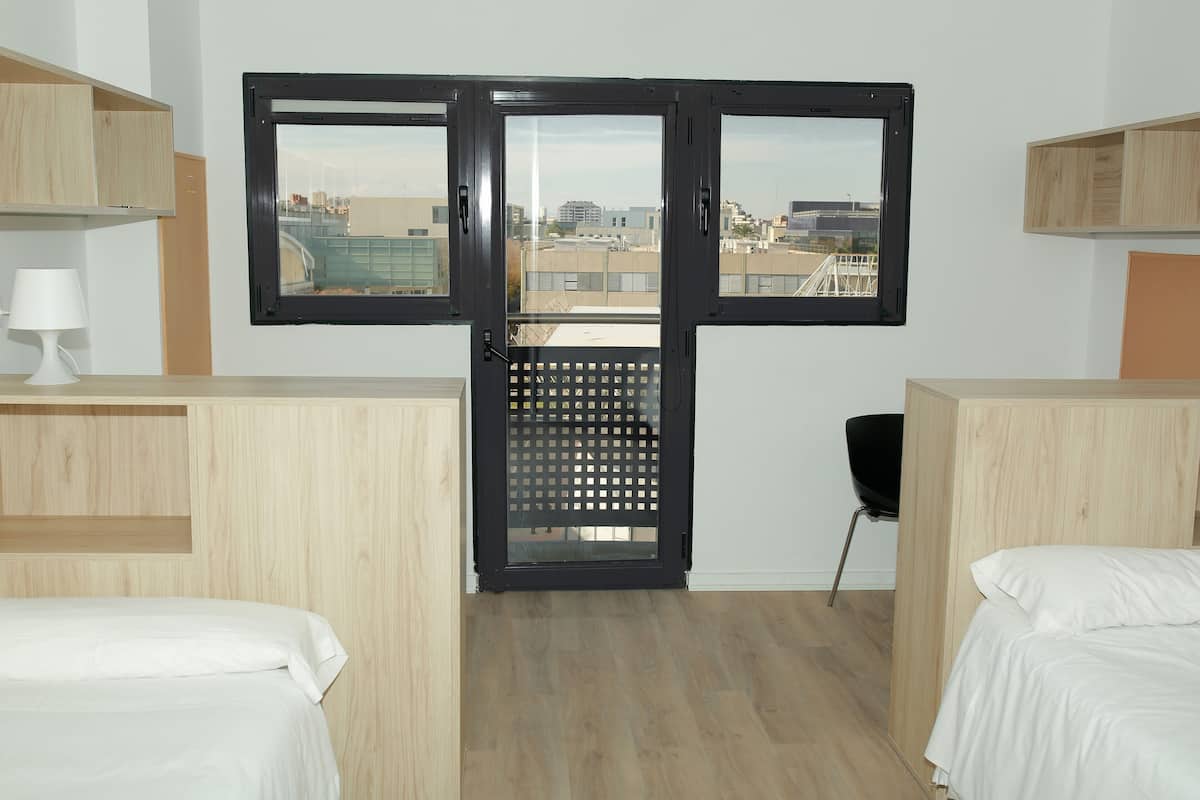 Escritorio, espacio para trabajar con laptop y cortinas blackout