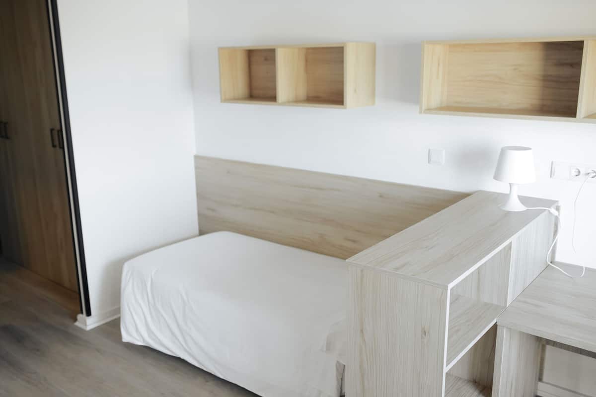 Escritorio, espacio para trabajar con laptop y cortinas blackout